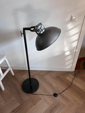 Industriële vloerlamp beschikbaar voor biedingen