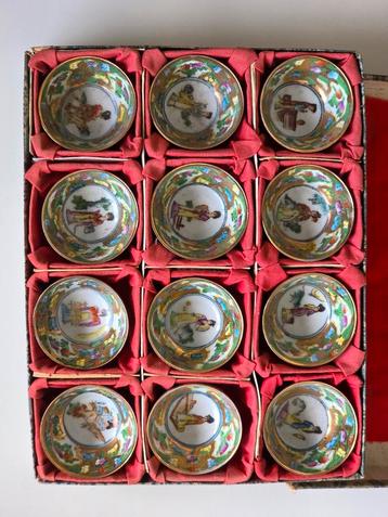 12 Antieke Chinese Thee Kopjes in Doos beschikbaar voor biedingen