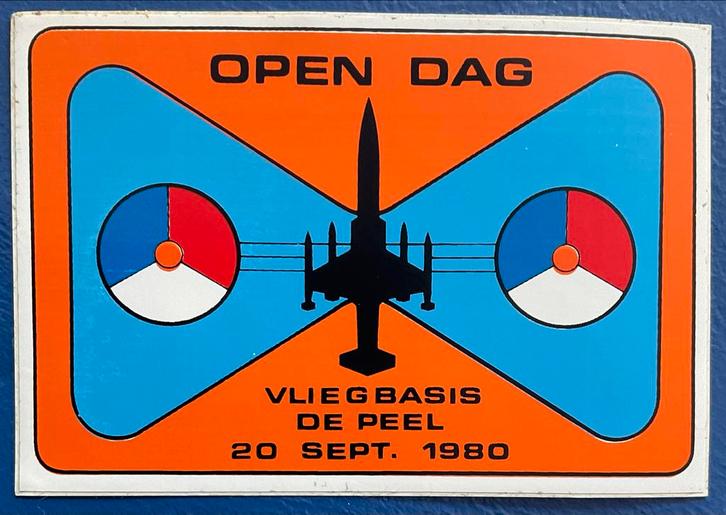 Sticker Open Dag Vliegbasis De Peel 1980, Verzamelen, Luchtvaart en Vliegtuigspotten, Nieuw, Patch, Badge of Embleem, Verzenden