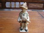 Schattig biscuit porseleinen beeldje, jongetje met stok., Antiek en Kunst, Ophalen of Verzenden