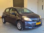 Toyota Yaris 1.0 VVT-i Aspiration / NAP / NAVI / CAMERA / BL, Auto's, Toyota, Euro 5, Gebruikt, 750 kg, Blauw