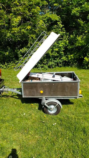 Kar in goede staat met ingebouwde electriciteit beschikbaar voor biedingen