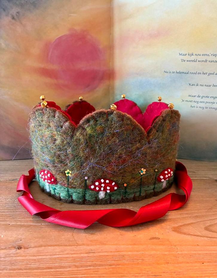 Waldorf vilten verjaardagskroon wol en vilt, Hobby en Vrije tijd, Vilt, Zo goed als nieuw, Figuurtje(s), Wolvilt, Verzenden
