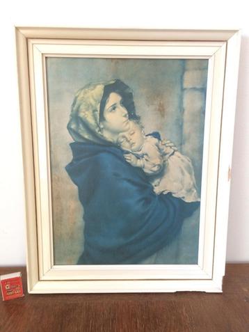 Vrouw met baby tegen haar borst met Maria blauwe mantel beschikbaar voor biedingen