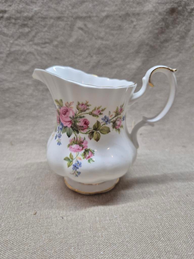 Bijzonder moss rose melkkannetje Royal Albert 10 cm hoog, mi, Ophalen of Verzenden, Zo goed als nieuw, Porselein, Overige typen