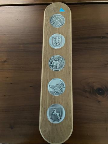 Houten plank met jachtmunten beschikbaar voor biedingen