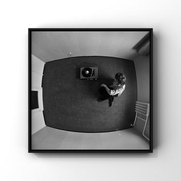 Fine Art Print Zwart-Wit met Witrand Man met Platenspeler beschikbaar voor biedingen