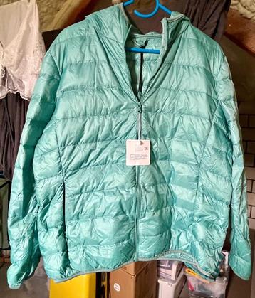 Nieuwe dames winterjas beschikbaar voor biedingen