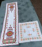 2 Vintage hand geborduurde loper / tafelkleedje (TK44), Ophalen of Verzenden, Gebruikt, Rechthoek