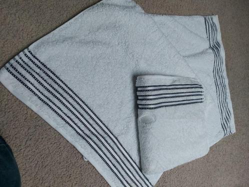 Twee witte handdoeken van Vossen met dubble zwarte bies, Huis en Inrichting, Badkamer | Badtextiel en Accessoires, Nieuw, Handdoek