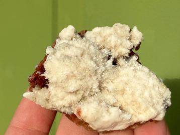 Zeldzame Mordeniet op rode Stilbiet cluster ruw mineralen beschikbaar voor biedingen