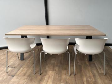 Vergadertafel met antracieten V-poot beschikbaar voor biedingen