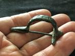 Bodemvondst Romeinse BOOG FIBULA met knop romeins, Ophalen of Verzenden, Gebruikt
