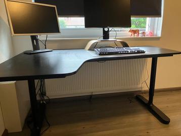 Zwart bureau met hoekblad  beschikbaar voor biedingen