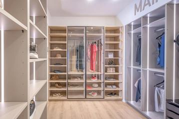 Luxe kledingkasten beschikbaar voor biedingen