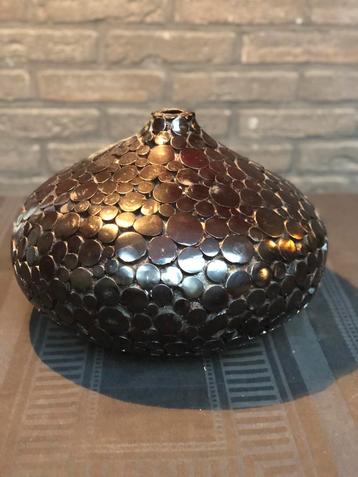 Mooie grote originele zwarte vaas gemaakt van houtringen. beschikbaar voor biedingen