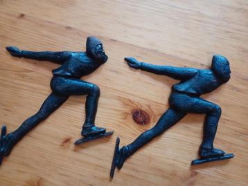 2 gietijzeren reclame plaquettes van Friese Vonk schaatsen beschikbaar voor biedingen