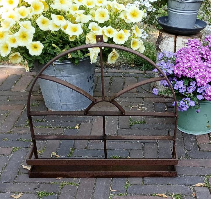 Robuust ijzeren wandrek - vorm: stalraam - kan binnen en bui, Tuin en Terras, Tuinwanddecoratie, Gebruikt, Ophalen of Verzenden