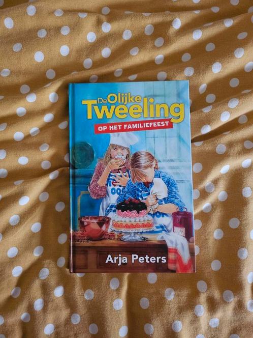Arja Peters - De olijke tweeling op het familiefeest, Boeken, Kinderboeken | Jeugd | 10 tot 12 jaar, Zo goed als nieuw, Ophalen of Verzenden