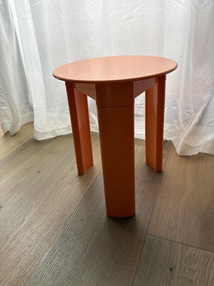 Vintage design kruk Gedy van Olaf von Bohr, kleur abrikoos, Huis en Inrichting, Krukjes, Gebruikt, Ophalen of Verzenden