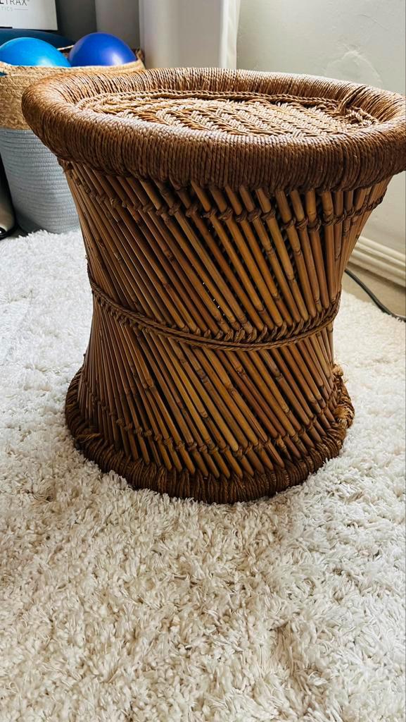 Vintage rotan , riet, touw poef. Vintage kruk, Huis en Inrichting, Banken | Voetenbanken en Poefen, Gebruikt, Minder dan 50 cm