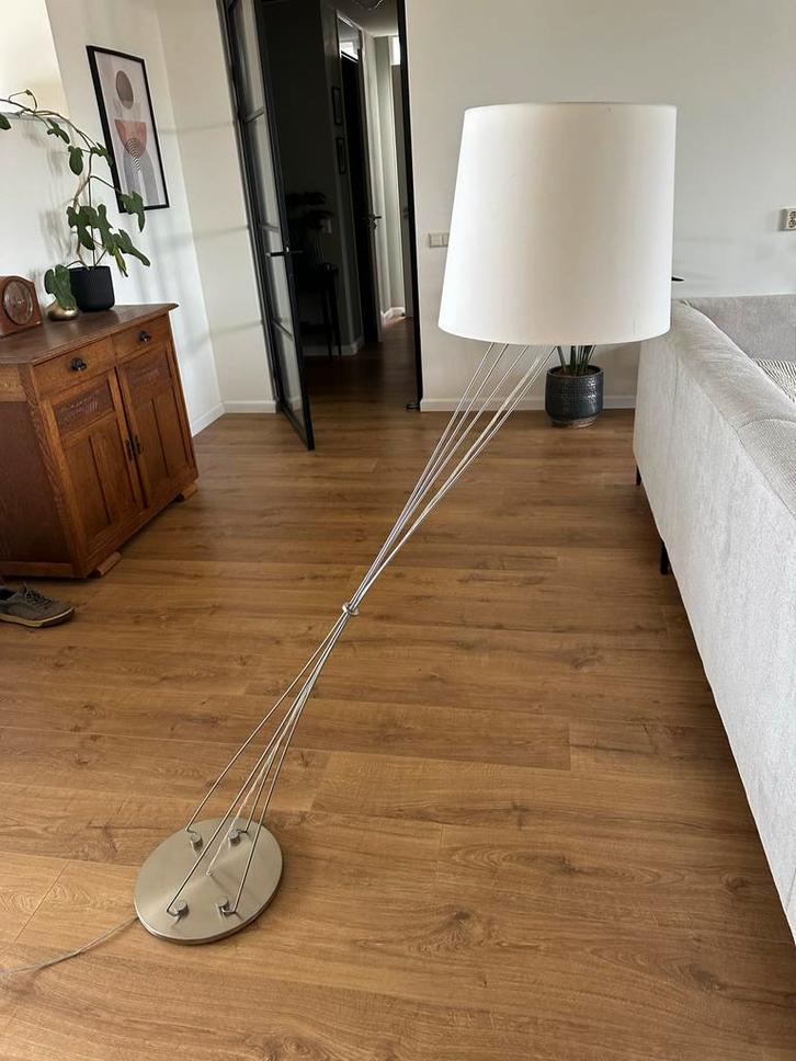 RVS Vloerlamp met Witte Kap, Huis en Inrichting, Lampen | Vloerlampen, Gebruikt, 150 tot 200 cm, Metaal, Ophalen