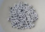 Partij van 100 witte acryl letterkralen 6 x 6 mm, Nieuw, Kraal, Ophalen of Verzenden