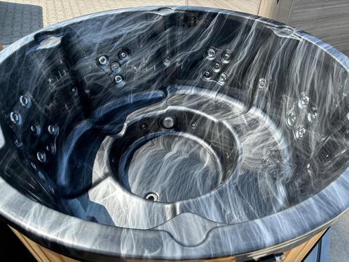 Massage Hottub inc. Warmtepomp I Energiezuinig I Nieuw, Tuin en Terras, Bubbelbaden en Hottubs, Nieuw, Vast, Afdekzeil, Grondzeil
