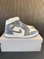 Nike Air Jordan 1 Mid Stealth (W) - Maat 44, Kleding | Dames, Schoenen, Nike Air Jordan, --, Nieuw, Ophalen of Verzenden