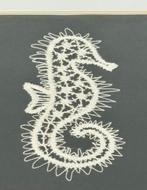 Handgemaakt zeepaard zeepaardje +lijst gehaakt kant kantwerk, Hobby en Vrije tijd, Overige typen, Ophalen of Verzenden, Zo goed als nieuw