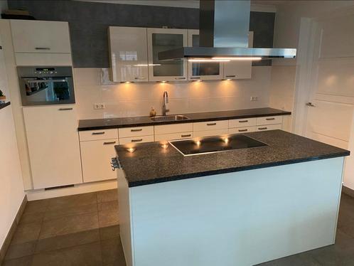Keuken met kookeiland incl inductie kookplaat, Huis en Inrichting, Keuken | Complete keukens, Gebruikt, Overige typen, Wit, Graniet of Steen