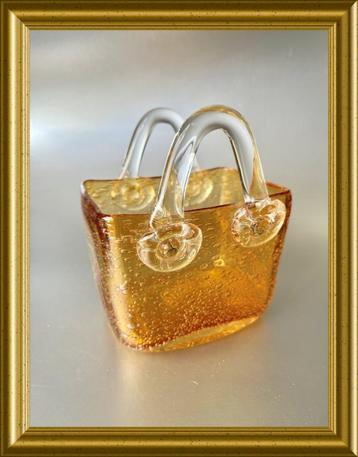 Mooi glasobject in de vorm van een tasje: amber/ oranje  beschikbaar voor biedingen