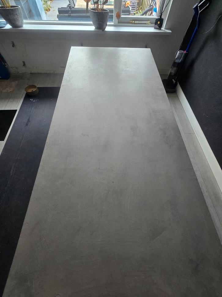 Moderne eettafel met betonnen blad, Huis en Inrichting, Tafels | Eettafels, Ophalen