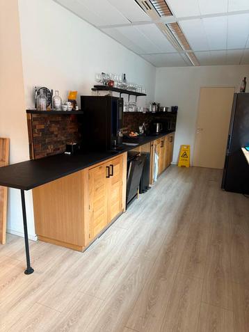 Houten Hoekkeuken met Zwart Blad beschikbaar voor biedingen