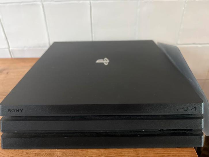 PlayStation 4 Pro 1Tb, 2 draadloze ctrls + oplader + games, Spelcomputers en Games, Spelcomputers | Sony PlayStation 4, Gebruikt
