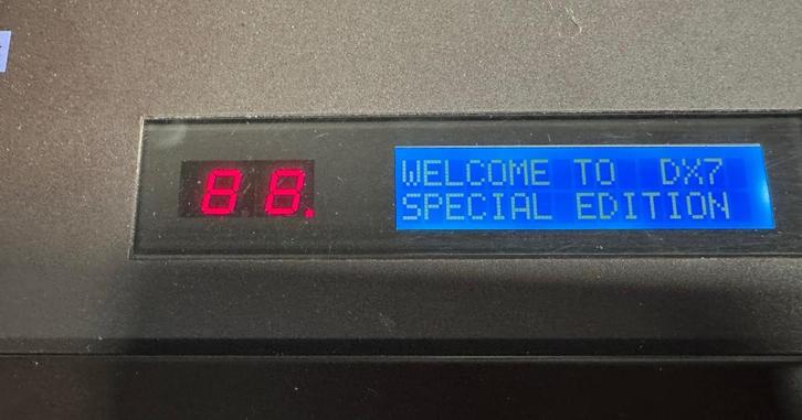 Yamaha DX7 met cartridges, Muziek en Instrumenten, Synthesizers, Gebruikt, 61 toetsen, Yamaha, Met koffer of flightcase, Met midi-aansluiting