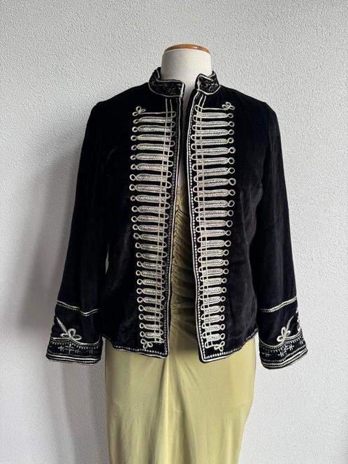 Zara zwart fluwelen blazer jasje met gouden borduursels, Kleding | Dames, Jasjes, Kostuums en Pakken, Nieuw, Jasje, Maat 38/40 (M)