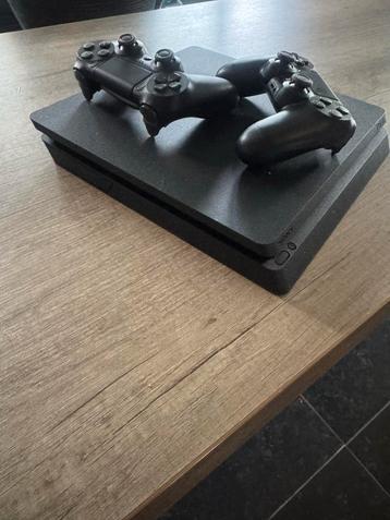 PlayStation 4 Slim met 2 controllers beschikbaar voor biedingen