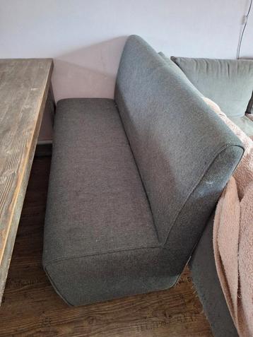 Bankje voor bij de eettafel beschikbaar voor biedingen