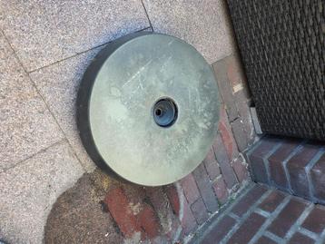 Parasolvoet met betonvulling beschikbaar voor biedingen