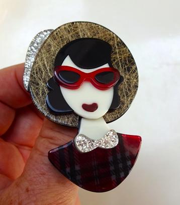Vintage acryl broche: Jaren '50 dame met hoed & zonnebril beschikbaar voor biedingen