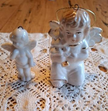 2 wit porseleinen engeltjes hangers KERST beschikbaar voor biedingen