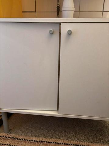 Badkamer kastje beschikbaar voor biedingen