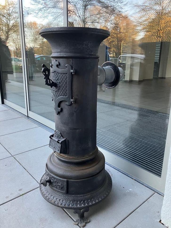 Antieke WERKZAME hoge kachel met fraaie details., Huis en Inrichting, Kachels, Gebruikt, Vrijstaand, Houtkachel, Hout, Ophalen