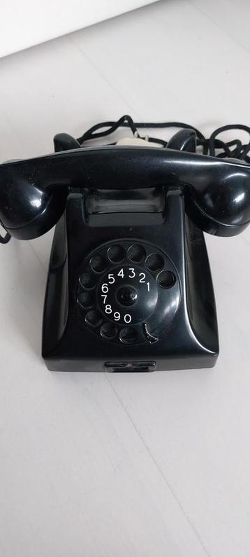 Oude Zwarte Telefoon met Draaischijf beschikbaar voor biedingen