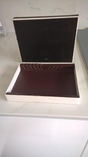 Oud bestekdoosje beschikbaar voor biedingen