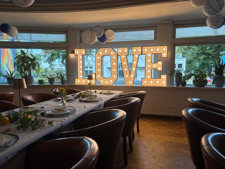 Lichtletters “LOVE” huren, Hobby en Vrije tijd, Feestartikelen | Verhuur, Ophalen