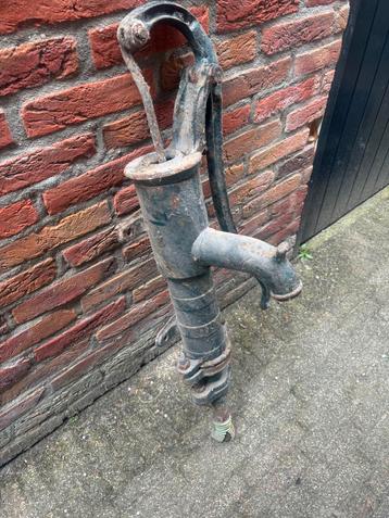 Oude gietijzeren waterpomp beschikbaar voor biedingen