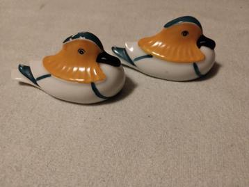 Twee decoratieve eendjes van porselein beschikbaar voor biedingen