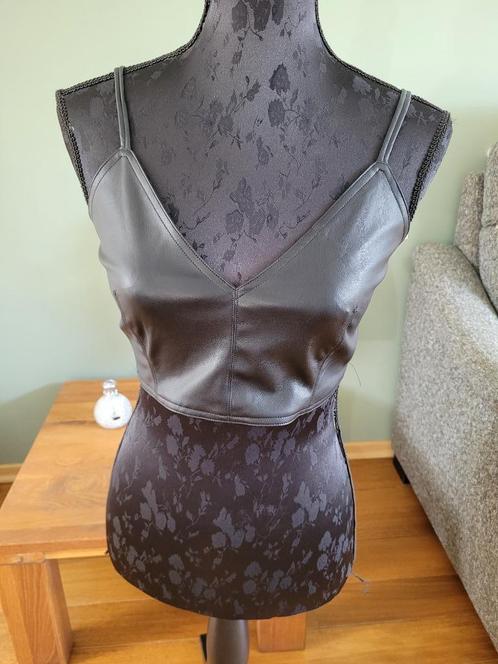 STRADIVARIUS nep leren bustier top maat L valt als M nieuw, Kleding | Dames, Tops, Zo goed als nieuw, Maat 38/40 (M), Zwart, Zonder mouw